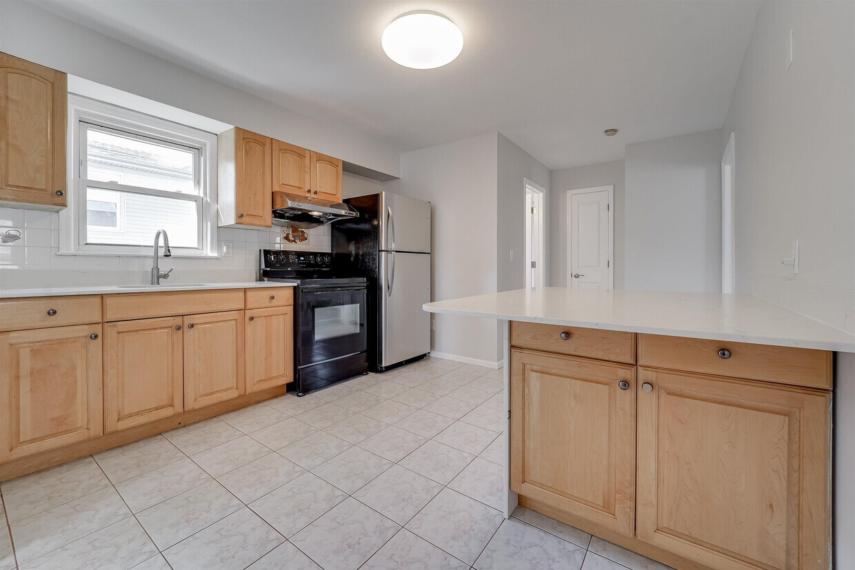 79 Hoyt St Unit 2, Kearny, NJ 07032 Condo for Rent in Kearny, NJ