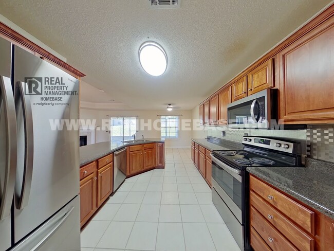 Foto del edificio - Spacious Corner Lot Home in Crestview with...