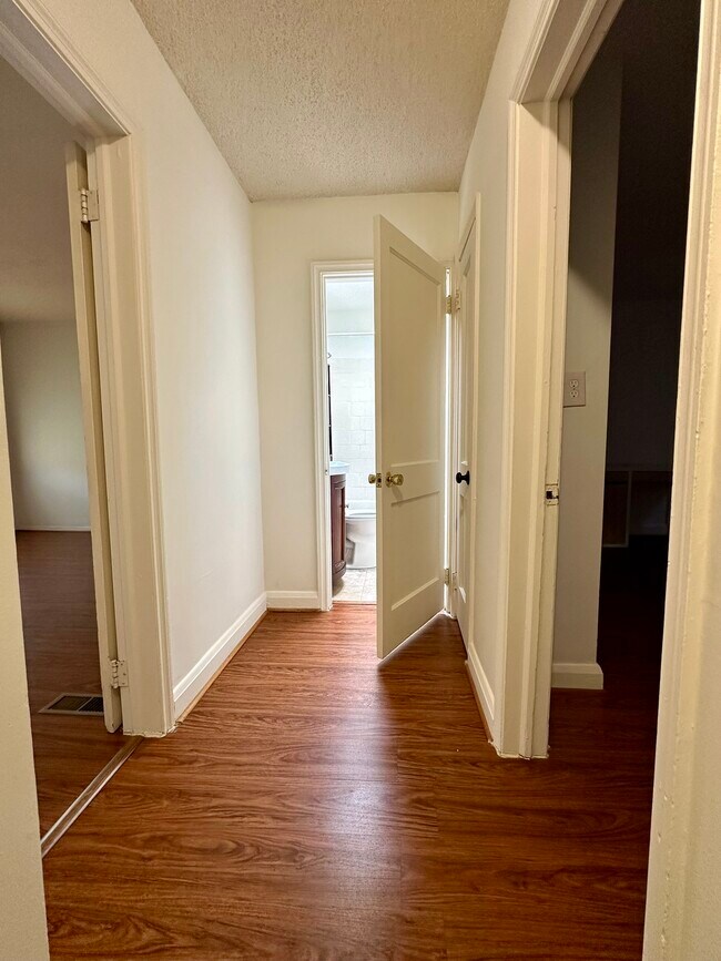 Pasillo de arriba - 1745 Amuskai Rd