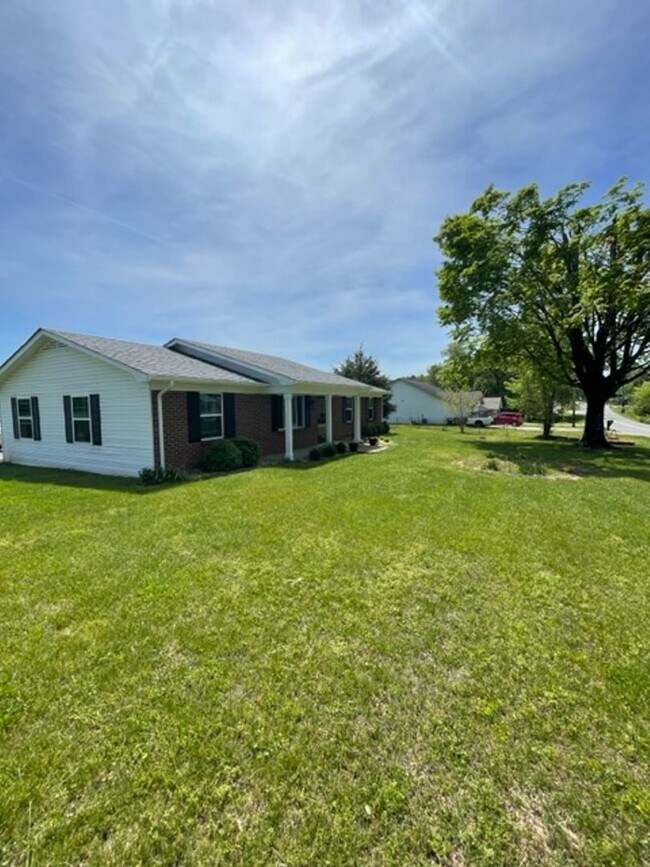 Foto del edificio - Maryville 37801 - 3 bedroom, 1.5 bath one level hime - Contact Debra Johnson (865) 591-8281