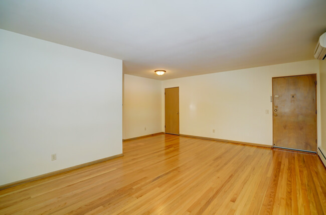 Building Photo - 418 Berwyn Dr