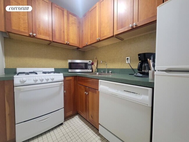 Building Photo - 344 E 51st St