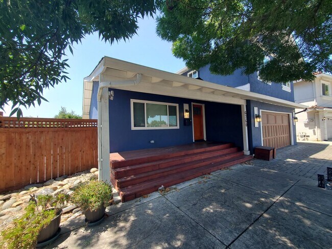Building Photo - 4 Bed/2.5 Bath Single Family Home Located ...