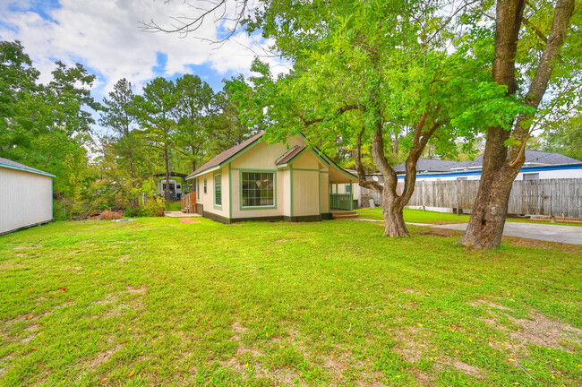 Front with well manicured yard - 9574 Darkwood St