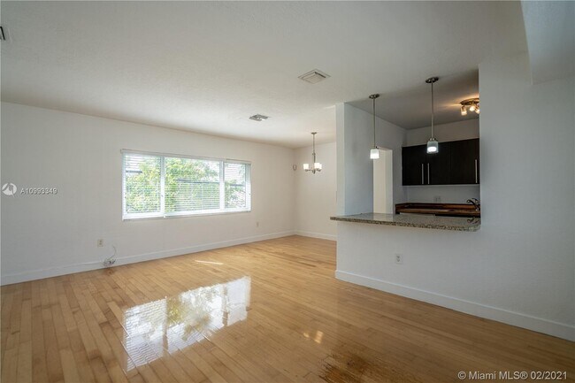 Building Photo - 1940 Biarritz Dr