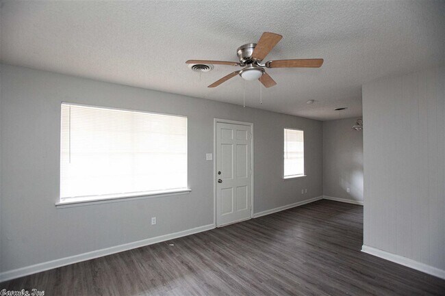 Building Photo - 7517 Valley Dr