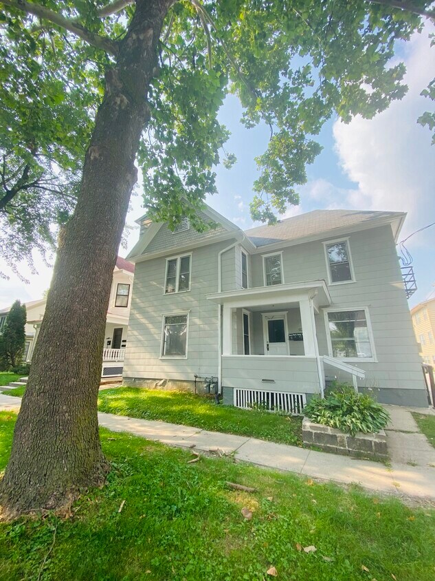 216 Fairchild St, Iowa City, IA 52245 House Rental in Iowa City, IA