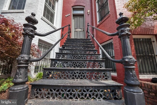 Building Photo - 608 C St NE