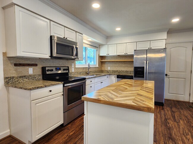 Building Photo - 6 Lewallen Dr