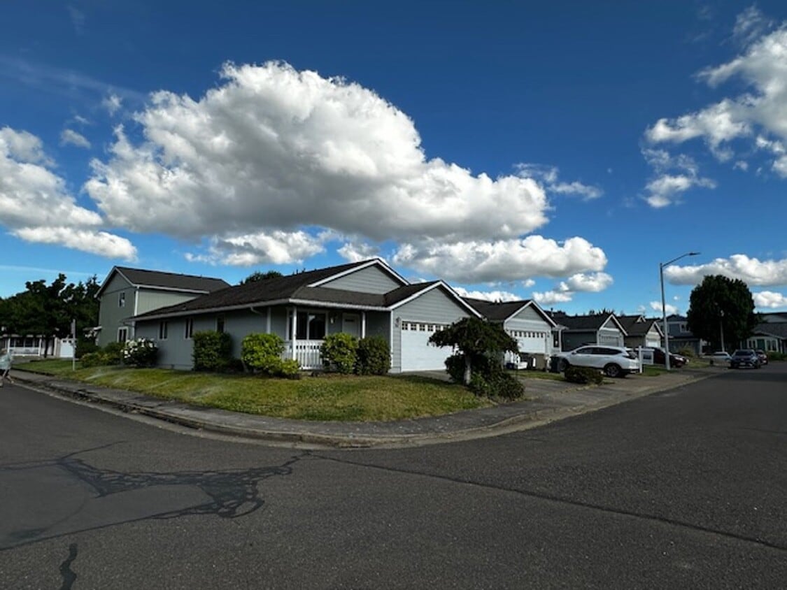 Primary Photo - Clean 3 Bedroom 2 Bath Home In North Alban...
