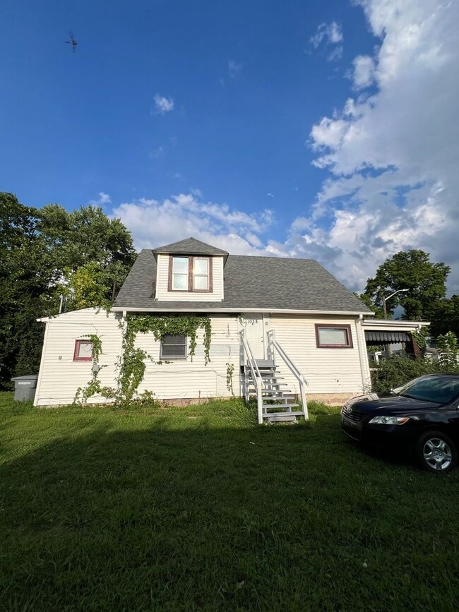 Building Photo - 1038 W Roache St