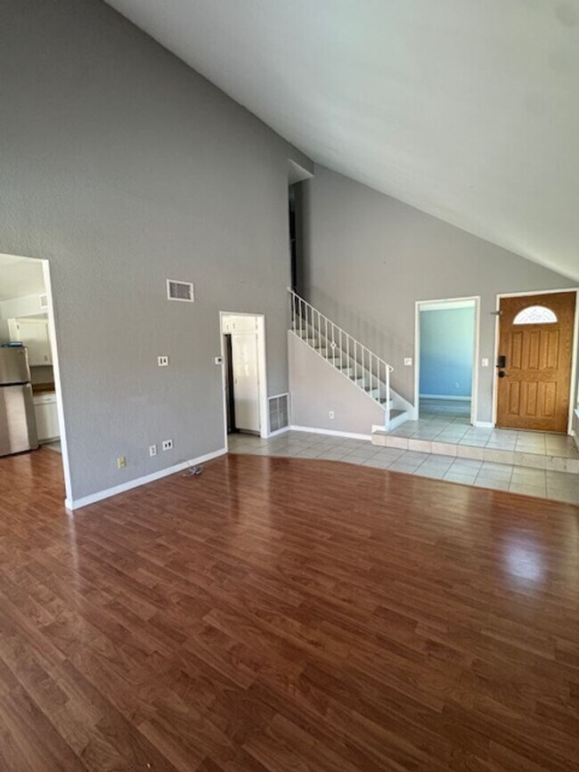 Foto del edificio - Conveniently located home featuring 2 main bedrooms!