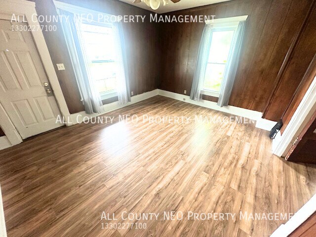 Foto del edificio - 2 bedroom, 1 bath unit in Akron!