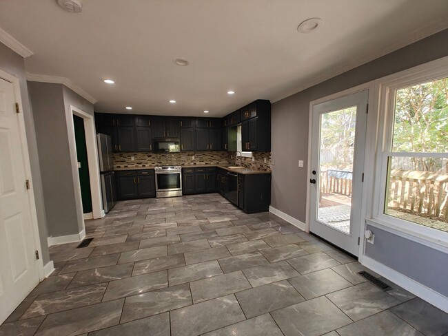 Building Photo - 925 Dogwood Park Dr