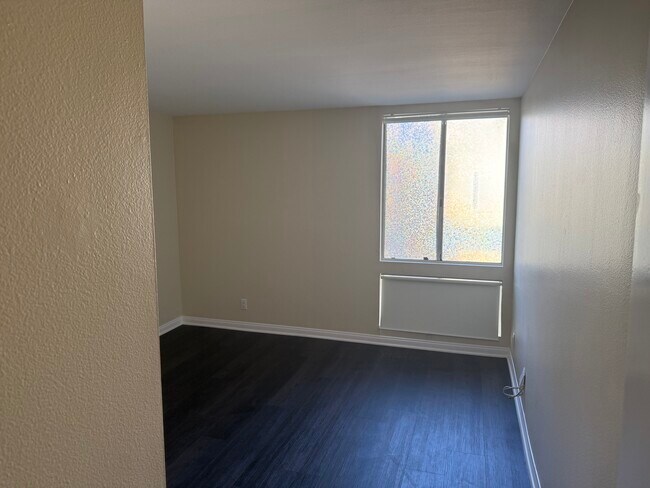 Dormitorio 2 - 9920 Jordan Ave