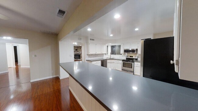 Building Photo - 8400 Ascolano Ave