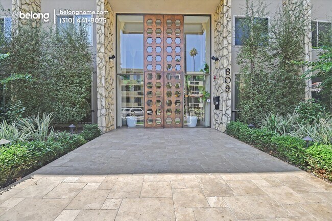 Building Photo - 809 S Bundy Dr