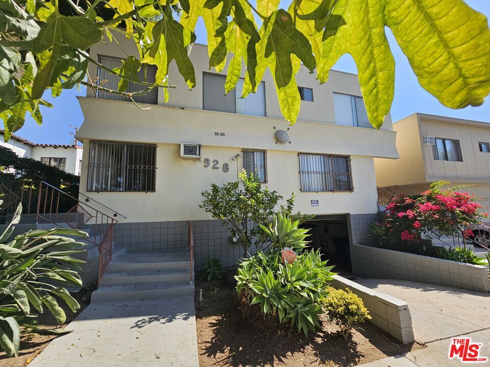 Primary Photo - 928 N Ogden Dr