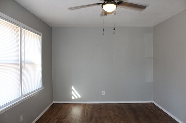 Photo - 3 bedrooms with appliances! House