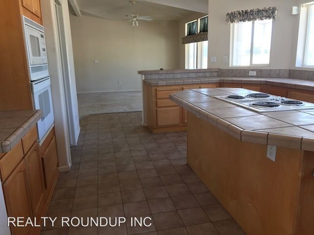 Building Photo - 9494 Florin Rd