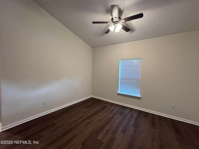 Foto del edificio - 1034 W 27th St