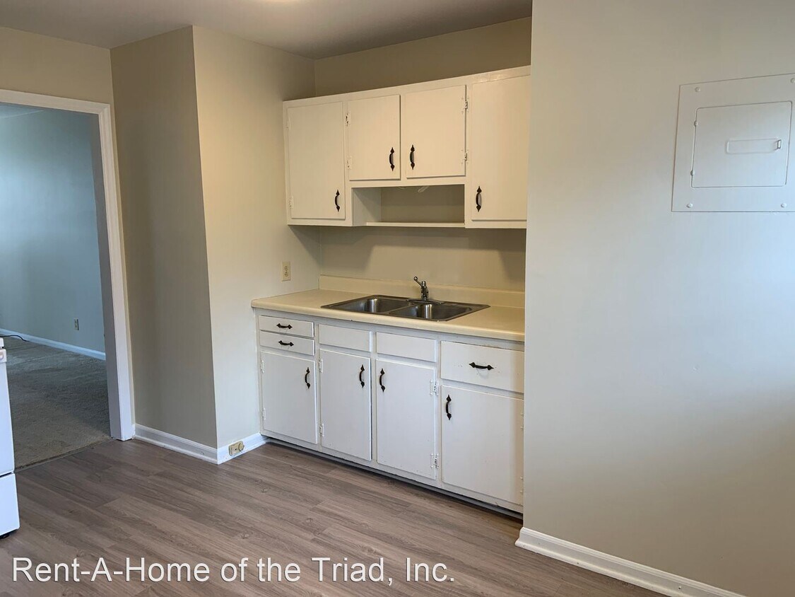 Foto principal - 2 br, 1 bath House - 2307 Yanceyville Stre...