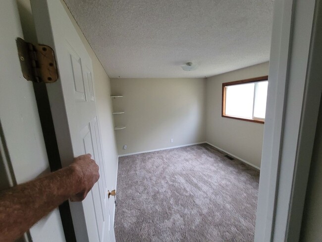 Building Photo - 3 Bd / 1 BA Pet Friendly~New Carpets & Paint!