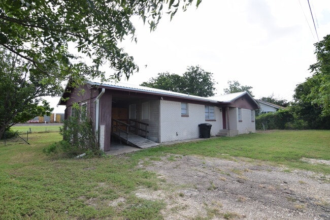 Building Photo - 218 W Mesquite Ave