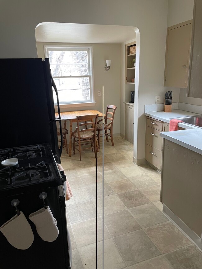 Building Photo - 829 Custer Ave