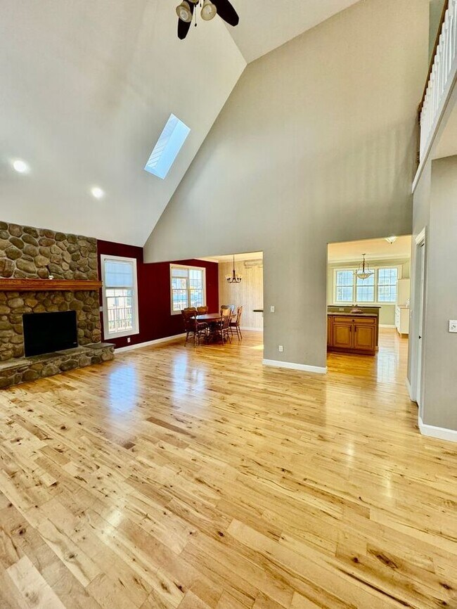Foto del edificio - Beautiful 5 Bedroom Home in Lakeshore Scho...