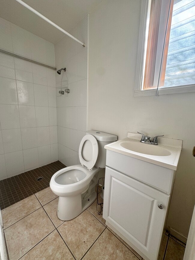 Foto del edificio - 2411 1/2 N Beachwood Dr