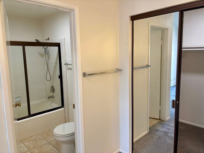 Building Photo - 4791 Lago Dr