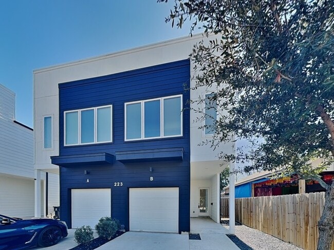 Building Photo - 223 Oriole St