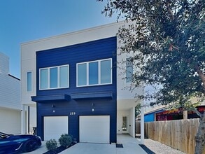 Building Photo - 223 Oriole St