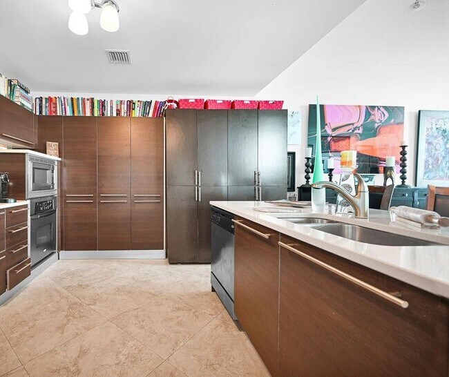 Foto del edificio - 1900 N Bayshore Dr