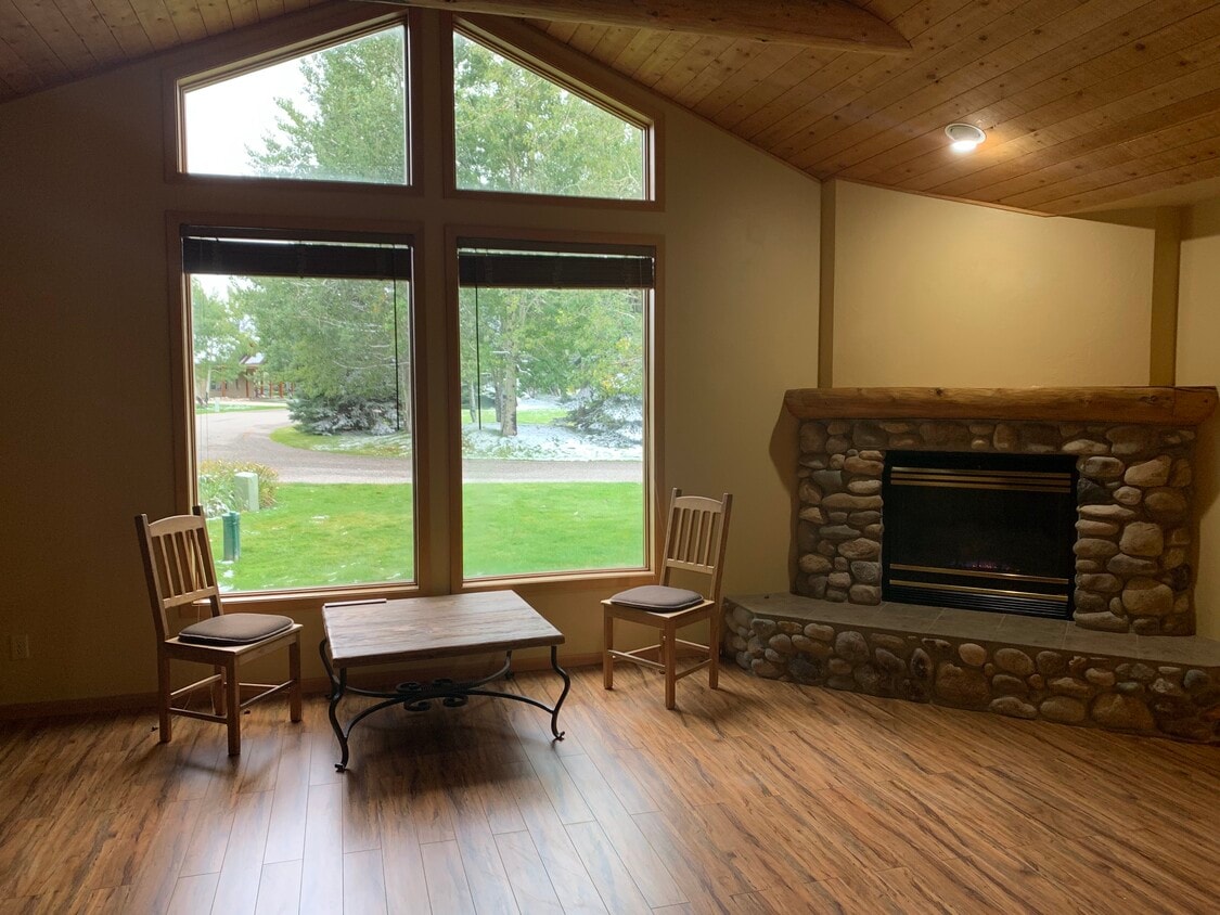 Building Photo - 10 Mountainbrook Dr