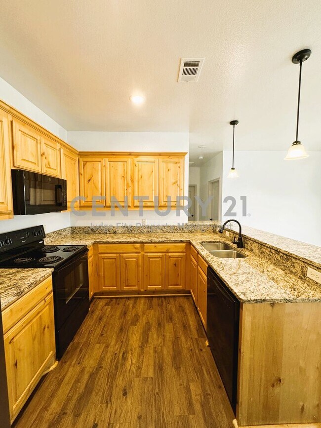 Building Photo - Beautiful 2/2/1 in Kemp For Rent!