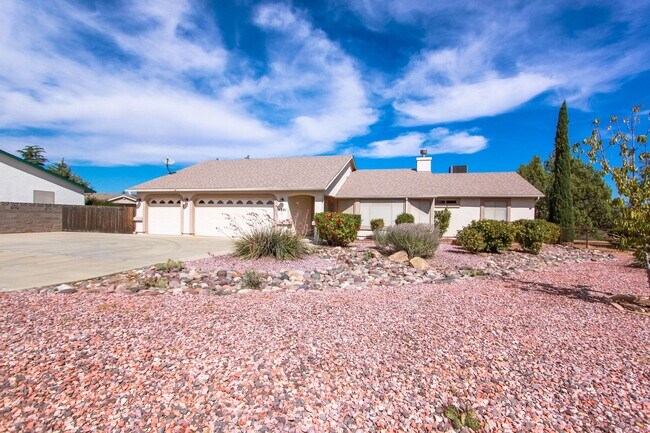 Foto del edificio - 4 Bedroom Home with 3 Car Garage in PV!