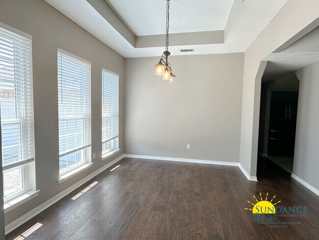 Building Photo - Stunning 3 Bedroom Home in Navarre