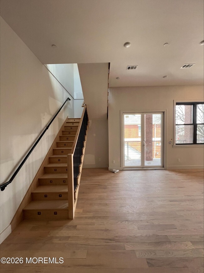 Building Photo - 42 Monmouth St