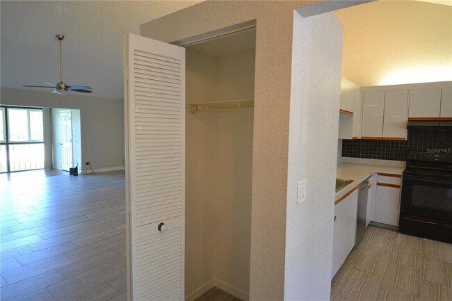 Foto del edificio - 1801 E Lake Rd S