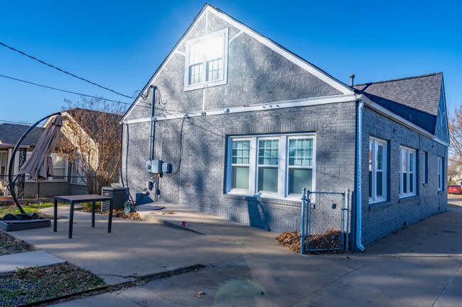 Foto del edificio - 2208 E 13th St