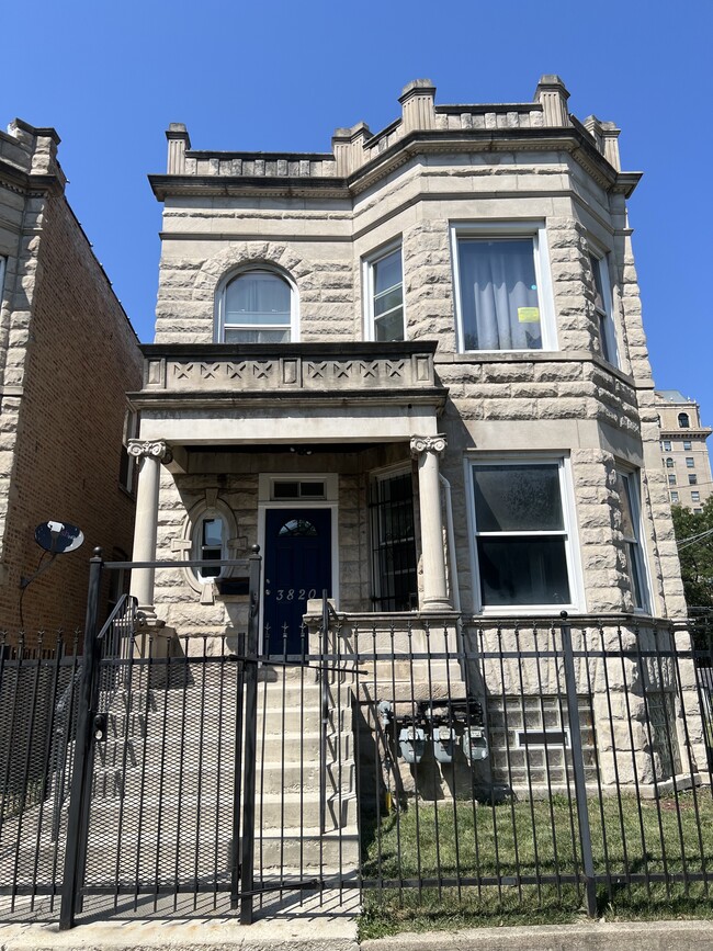 Building Photo - 3820 W Monroe St