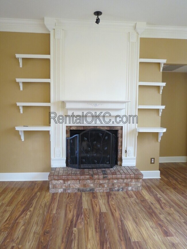 Building Photo - East side Moore 3 Bed 2 Bath no carpets