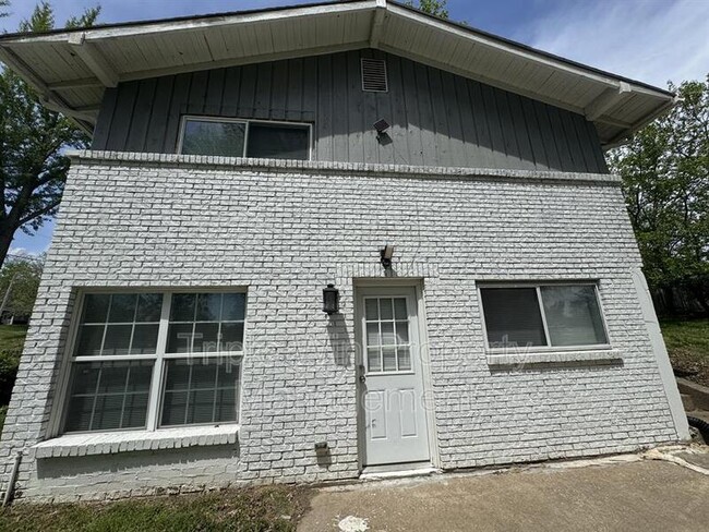 Building Photo - 710 Jungs Station Rd