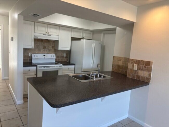 Foto del edificio - 3 Bedroom Available now! Lawn Care Included.