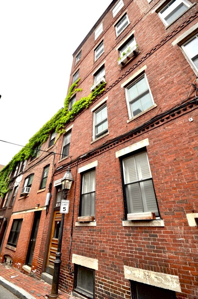 Foto del edificio - 25 Ridgeway Ln