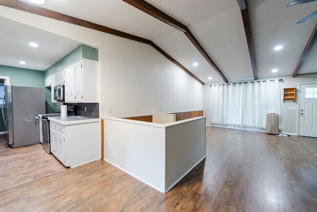 Foto del edificio - Spacious 3 Bedroom, 3 Bath Two story home!!