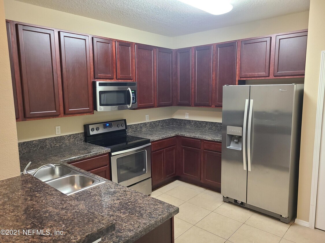Foto principal - 6935 Ortega Woods Dr