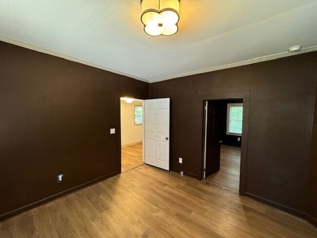 Building Photo - Charming Hillsborough Ranch with Landscapi...